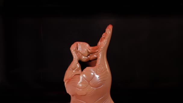Smältchoklad figur, påsk kanin — Stockvideo