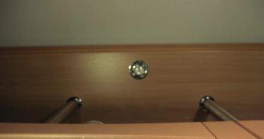 Taze yeşil ıspanak yaprakları yiyeceğe döküldü.