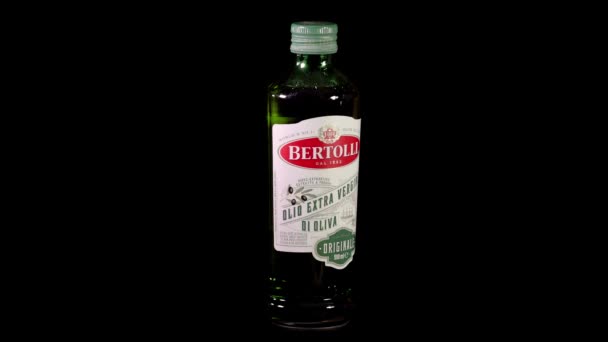 Kręcenie butelką oliwy z oliwek — Wideo stockowe