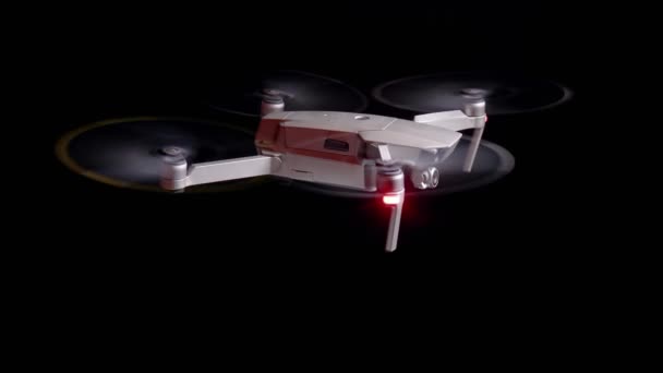 Drone rotire elice pe fundal negru — Videoclip de stoc