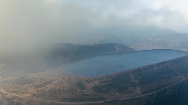 Réservoir de centrale hydroélectrique à accumulation d'eau pompée vue aérienne sur drone — Video