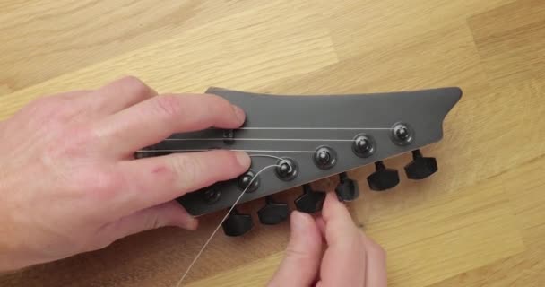 Nuevas cuerdas en la guitarra eléctrica — Vídeos de Stock