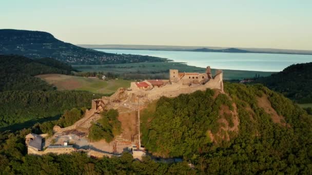 Castello medievale drone vista aerea, Szigliget — Video Stock