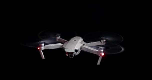 Drohne dreht Propeller auf schwarzem Hintergrund — Stockvideo