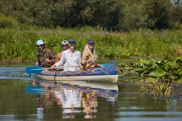 Canoa su un lago — Foto Stock