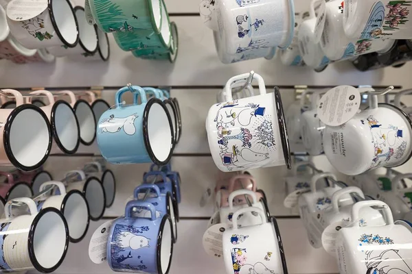 Mağazada Moomin temalı kupa — Stok fotoğraf