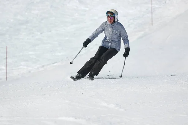 Skiën in de winter besneeuwde pisten — Stockfoto