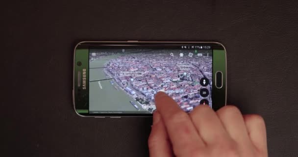 Explorarea orașului pe aplicația mobilă Google Earth pe un smartphone — Videoclip de stoc