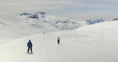 Kayakçılar şutu izler