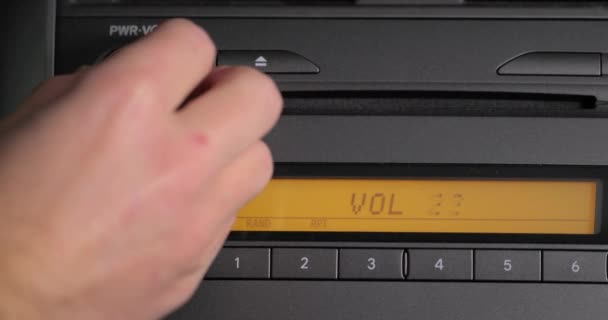 Draaien muziek volume op auto stereo — Stockvideo