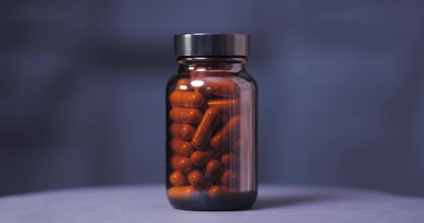 Medikamententabletten drehen sich in der Flasche — Stockvideo