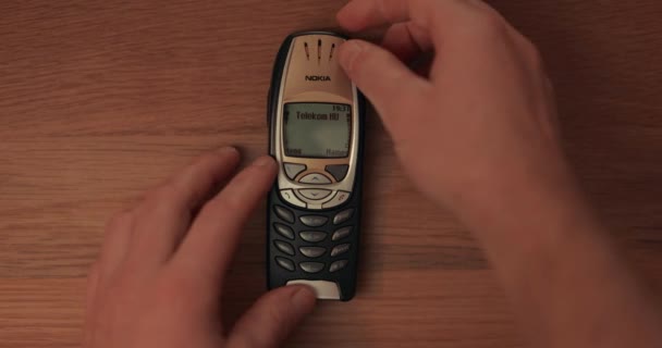 Old Mobile Phone Turning Off — Stock Video