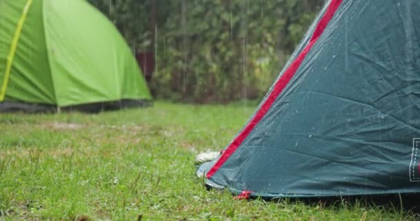 Hujan jatuh di atas tenda — Stok Video