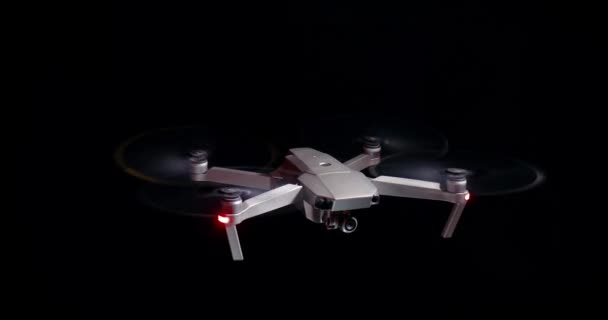 Eliche di filatura drone su sfondo nero — Video Stock