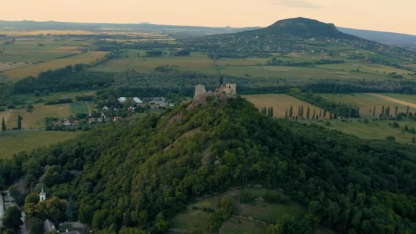 Medeltida slott drönare antenn utsikt, Szigliget — Stockvideo