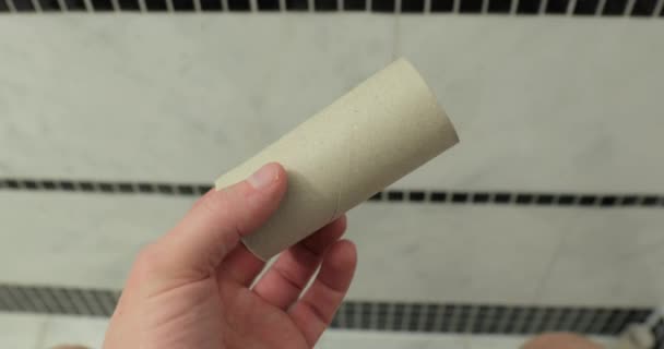 Alleen lege rollen wc-papier op het toilet vinden — Stockvideo