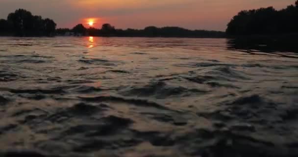 Puesta de sol sobre un lago tranquilo — Vídeo de stock