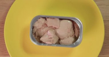 Konserve balık ciğeri yemek.