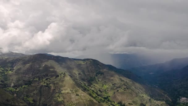 アンデスの高い山の雲のドローンの空中ビュー — ストック動画