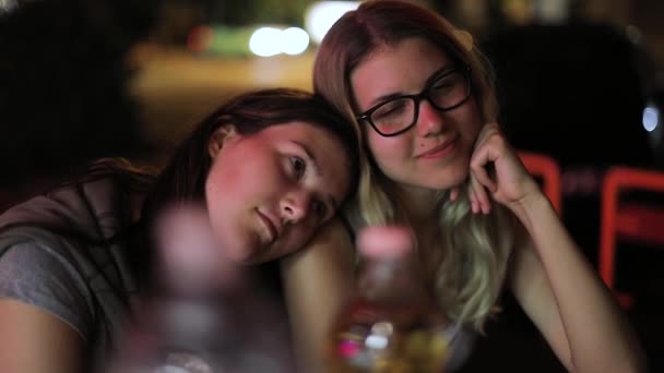 Девушки после вечеринки пьют и смеются — стоковое видео