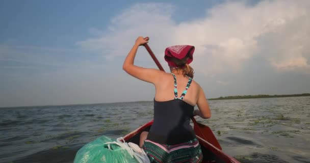 Каноэ на озере — стоковое видео