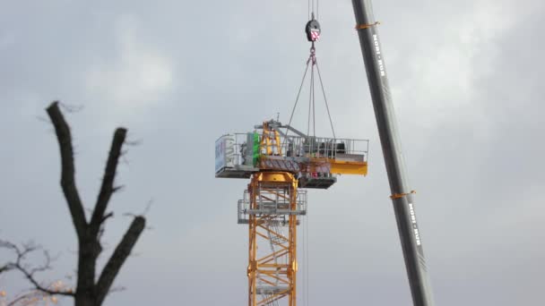 Jangkung Konstruksi Cranes sedang dirakit — Stok Video