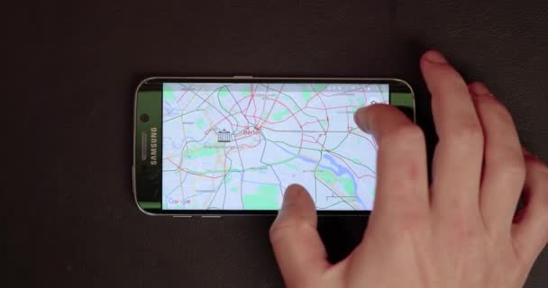 एक स्मार्टफ़ोन पर Google मानचित्र पर नक्शा योजना — स्टॉक वीडियो