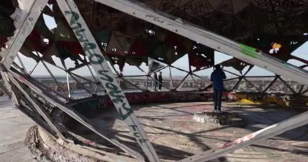 柏林Teufelsberg被遗弃的雷达站的游客 — 图库视频影像