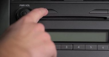 Müzik CD 'sini araba teybinde çıkarmak