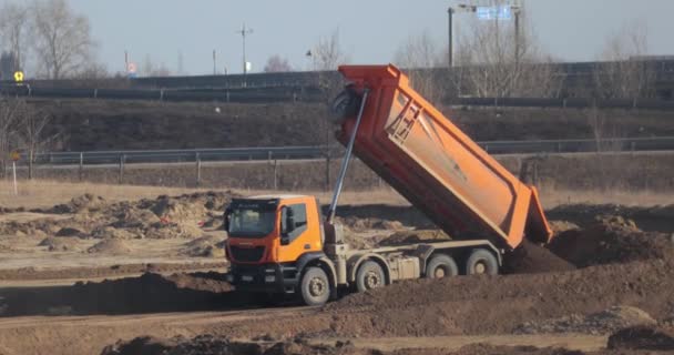 Escavadeira e caminhão de canteiro de obras — Vídeo de Stock