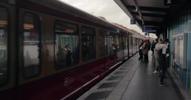 Kereta tiba di sebuah staion di Berlin — Stok Video