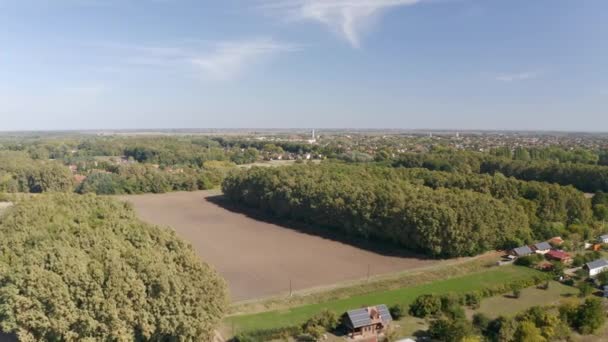Vidéki tájkép légi felvétel kisvárossal — Stock videók