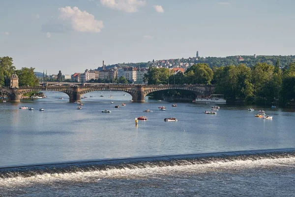 Prag, floden Vltava, paddla båtar — Stockfoto