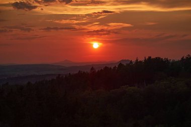 Bulutlu kırmızı gökyüzünde gün batımı