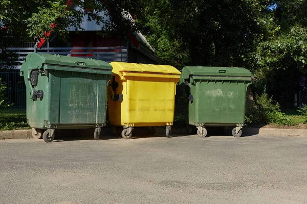Pojemniki na śmieci na śmieci — Zdjęcie stockowe