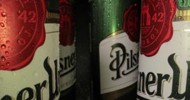 Pilsner Urquell sonda mercekli bira kutuları