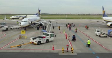 Ryanair uçağı Berlin Havaalanına iniyor.