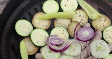 Dışarıda ateşte sebze kızartıyorum.