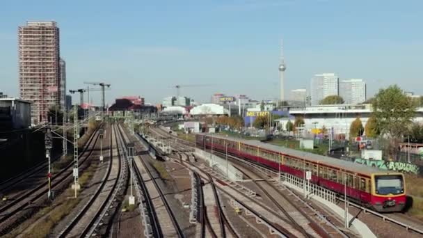 Tren de metro sobre raíles en Berlín — Vídeo de stock
