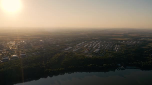 Olieraffinaderij en silo 's vanuit de lucht bekeken — Stockvideo