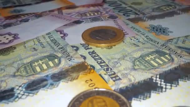 Bankovky a mince na pozadí, maďarské Forints — Stock video