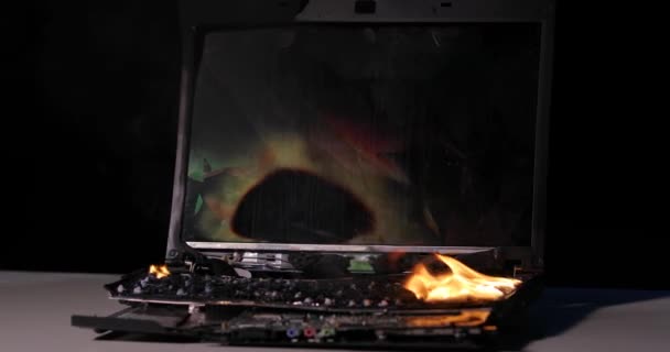 Сжигание ноутбука вблизи компьютерной электроники — стоковое видео