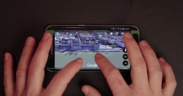Staden prospektering på Google Earth mobilapp på en smartphone — Stockvideo