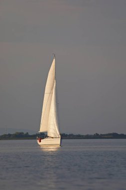Yelkenli tekne alacakaranlıkta ışık