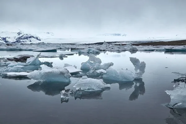 Ледниковое озеро с айсбергами — стоковое фото