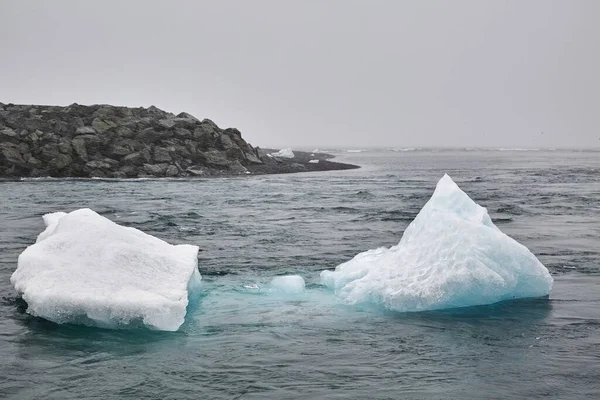 Iceberg derretiéndose en el mar — Foto de Stock