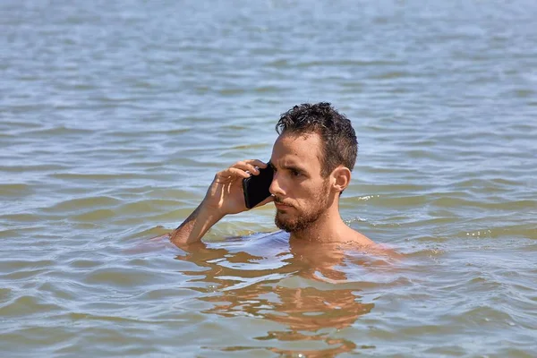 Smartphone in spiaggia — Foto Stock