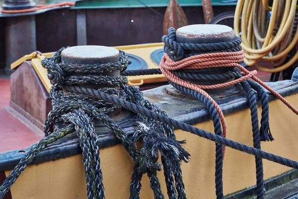 Barco amarrado en el muelle — Foto de Stock