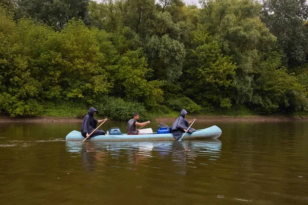 Canoeing in rain — ストック写真