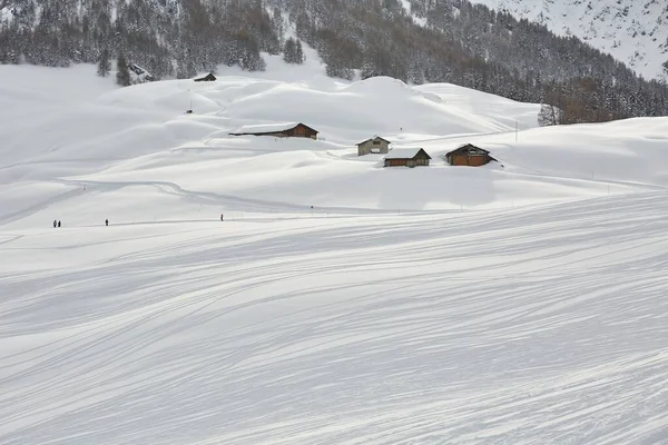 Pentes de ski avec quelques pistes de ski de fond — Photo